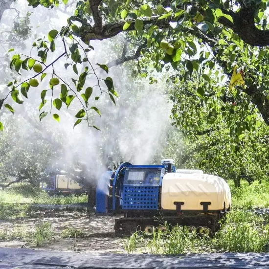 Attrezzatura agricola robot per agricoltura con spruzzatore per vigneto senza pilota telecomandato